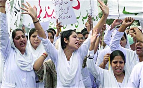 ملتان: نشتر ہسپتال کے نرسنگ اسٹاف کا سپرنٹنڈنٹ کے خلاف مظاہرہ