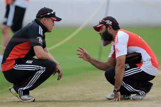 مشتاق احمد انگلش بالرز کو ریورس سوئنگ سکھانے لگے