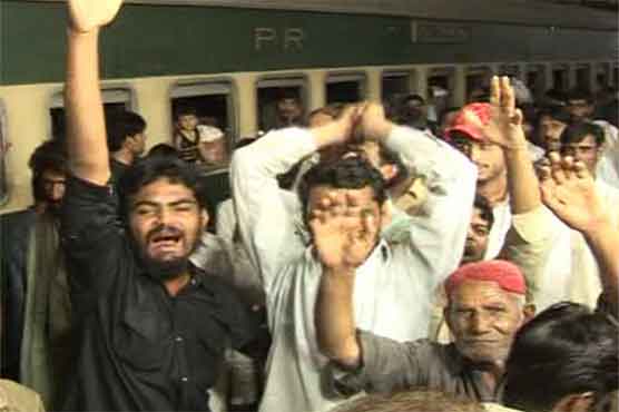 نصیر آباد : جعفر ایکسپریس کا انجن فیل ہونے مسافروں کا احتجاج