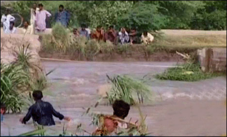 نوابشاہ کی سدا واہ نہر میں 50 فٹ چوڑا شگاف، 4 گاوں متاثر