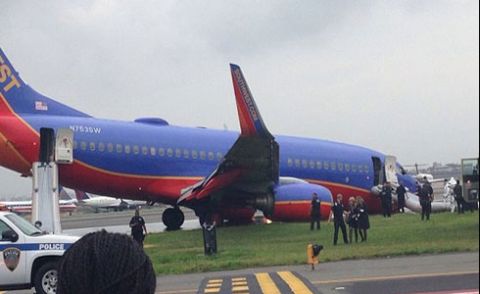 نیویارک: لاگارڈیا ائیرپورٹ پر امریکی طیارے کی ہنگامی لینڈنگ، 8 زخمی