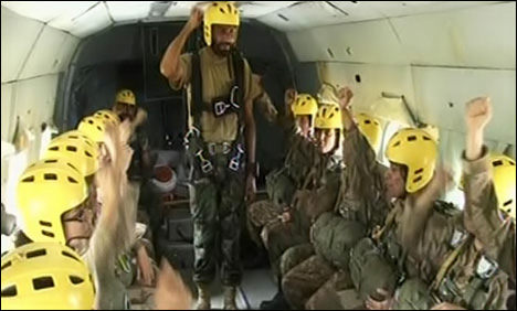 پاک فوج کے پہلے لیڈی پیراٹرو پر دستے کی تربیت مکمل