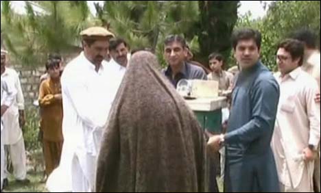 پارا چنار میں بیوہ خواتین کو شہد کی مکھیاں پانے کی تربیت