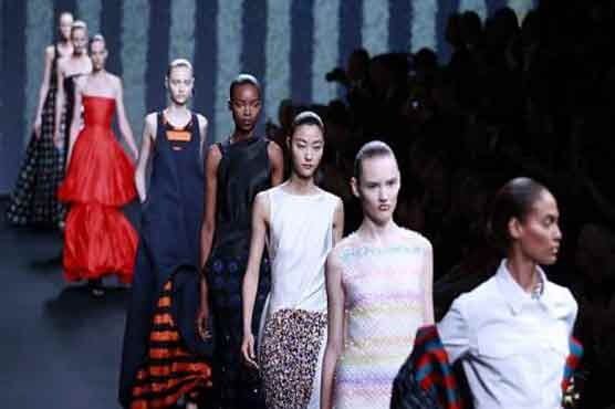 پیرس میں رنگا رنگ فیشن شو، ماڈلز کی کیٹ واک