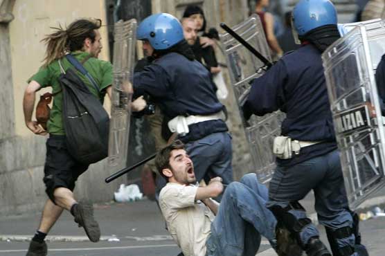 پیرو : طلبا کا پولیس پر حملہ، جوابی کارروائی میں متعدد طالبعلم زخمی