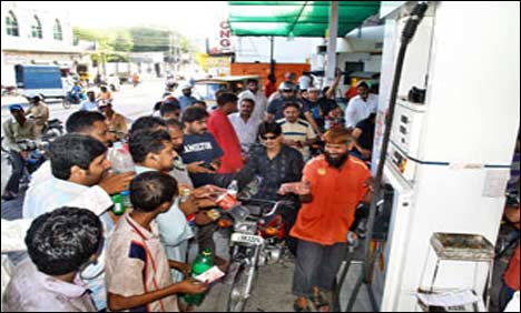 پیٹرول اور ڈیزل کی قیمتوں میں اضافے سے عوام ناراض