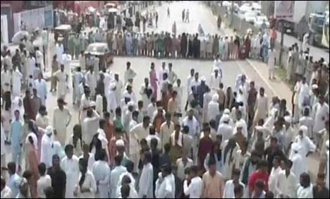 دینہ : درگاہ کے سجادہ نشین کو اغوا کیے جانے کے خلاف احتجاج