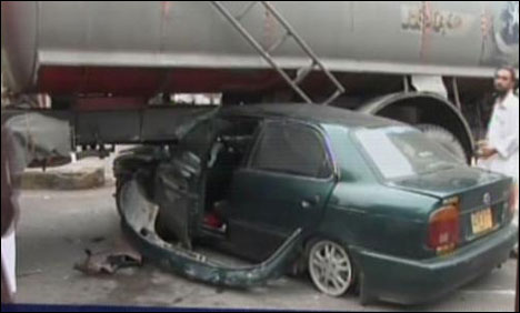 کراچی : شارع فیصل پر پانی کا ٹینکر گاڑی پر چڑھ گیا، جانی نقصان نہیں ہوا