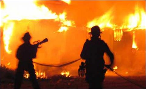 شیخوپورہ : شاپنگ سینٹر میں آگ لگنے لاکھوں روپے کا سامان جل گیا