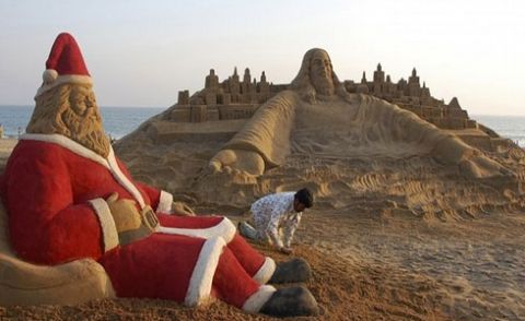 بھارتی ریاست اڑیسہ میں ساحل سمندر پر مٹی سے مجسمہ سازی