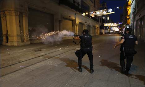 ترک پولیس کا مظاہرین پر کریک ڈاون