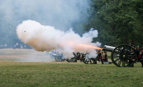 برطانیہ کے تیسرے ولی عہد کی آمد، لندن توپوں کی آواز سے گونج اٹھا