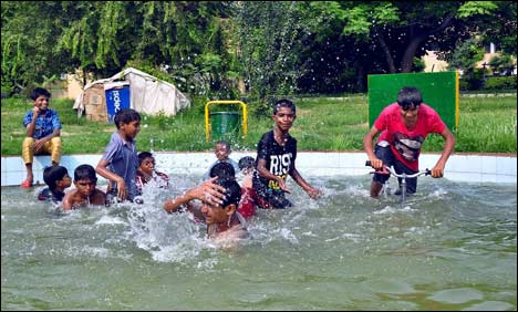 آج ملک کے زیادہ تر علاقوں میں موسم گرم رہنے کی پیش گوئی
