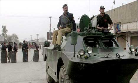 بھکر کے قصبے کوٹلہ جام میں پولیس موبائلوں سے کرفیو کا اعلان