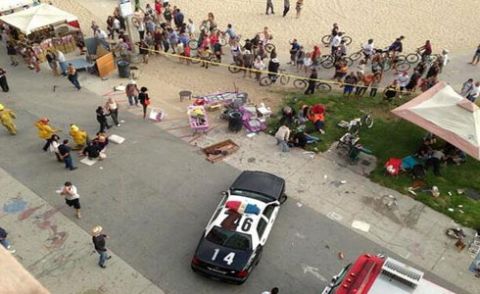 کیلیفورنیا: کار نے سیاحوں کو کچل دیا، خاتون ہلاک، متعدد زخمی