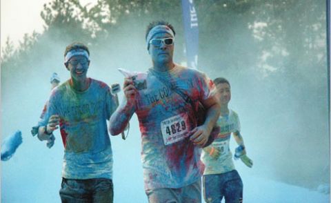 چین کے شہر بیجنگ میں “کلر رن” ریس میں ہزاروں افراد کی شرکت