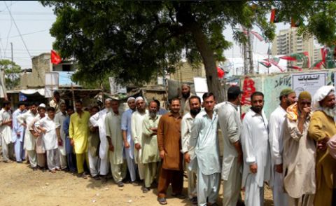 ڈیرہ مراد جمالی : عوام کی بڑی تعداد پولنگ اسٹیشنوں پرپہنچ گئے