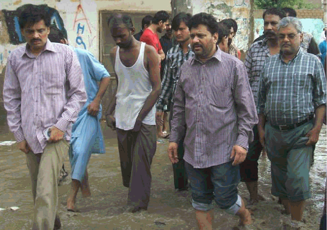 ناتھا خان گوٹھ برسات کے بعد نکاسی آب کے ھوالے سے انتظامات کا معائنہ کر رھے ھیں۔