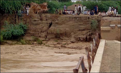 پشاور : سیلابی ریلے میں تین بچے بہہ گئے، 2 کی لاشیں مل گئیں