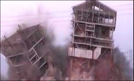 فلوریڈا : 60 سال تک کام کرنے والا پاور اسٹیشن 30 سیکنڈ میں گرا دیا گیا