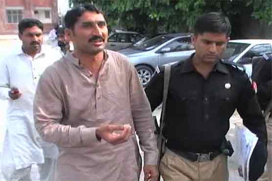 گوجرانوالہ: وکلا کا بوگس چیک کے مقدمے میں ملوث ملزم پر تشدد