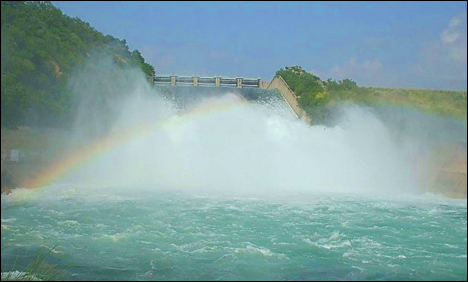 ہری پور : خان پور ڈیم میں پانی کی سطح بلند، اسپل ویز کھول دیے گئے