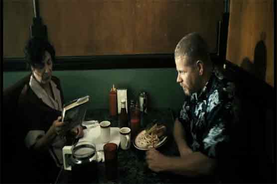 ہالی وڈ کی سنسنی خیز فلم ڈارک ٹورسٹ کا نیا ٹریلر آ گیا