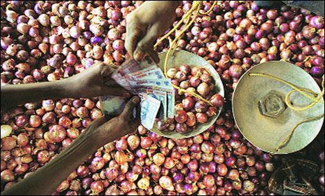 بھارت میں مہنگی پیاز نے عوام کو رلا دیا