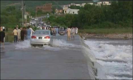 اسلام آباد : کورنگ نالے میں گاڑی گر گئی، خاتون اور بچی جاں بحق