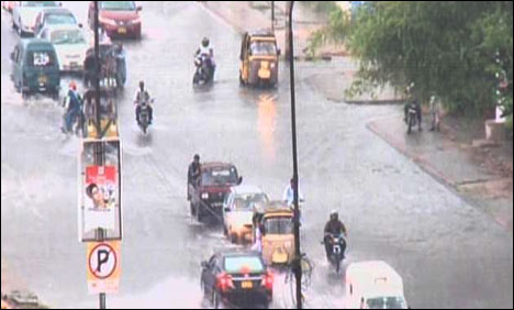 کراچی میں گرج چمک کے ساتھ شدید موسلادھار بارش کا سلسلہ جاری