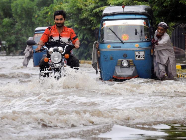 پہلی بارش سے کراچی کیوں اور کیسے ڈوبا…؟