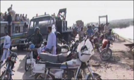 کراچی کے علاقے کورنگی کراسنگ میں پانی کا ٹینکر ندی میں گر گیا