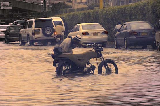 کراچی : نواحی علاقوں کے سیلابی ریلے نے تباہی مچادی