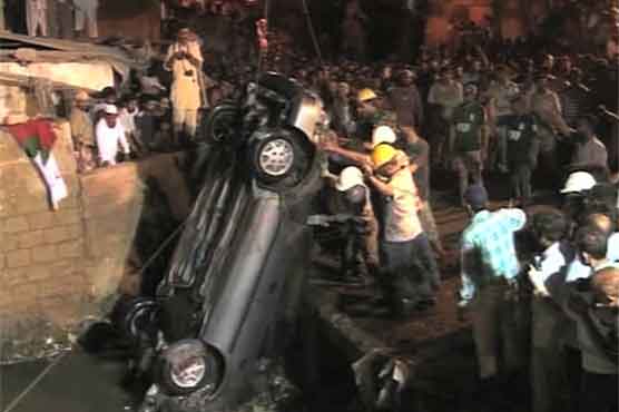 کراچی : نالے میں گرنے والی کار سے دو لاشیں برآمد