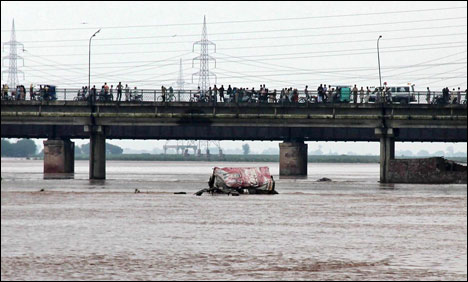 ستلج، راوی اور چناب میں سیلابی صورتحال برقرار، دیہات خالی کرنیکا حکم