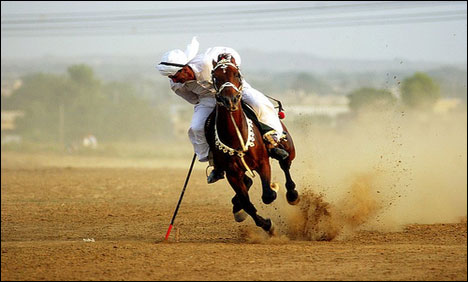 جنوبی افریقہ میں جھنڈے گاڑنے والی نیزہ باز ٹیم وطن پہنچ گئی