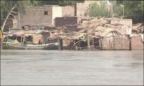 لاڑکانہ : عاقل آگانی لوپ بند پر 170 دیہات زیرآب آگئے