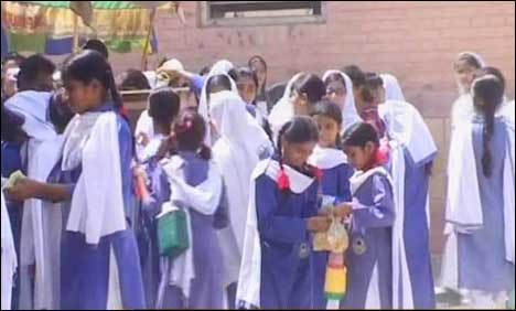 لاڑکانہ : 100 سے زائد اسکولوں میں دوہفتوں سے تدریسی عمل معطل