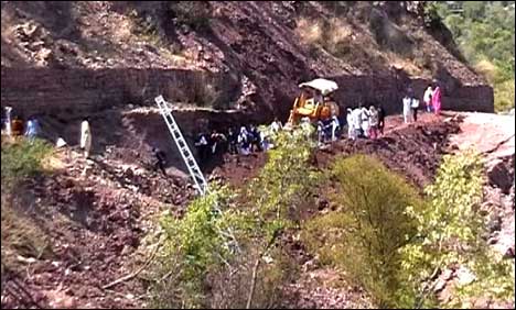 مری میں بارشوں اور لینڈ سلائیڈنگ سے کئی رابطہ سڑکیں بند