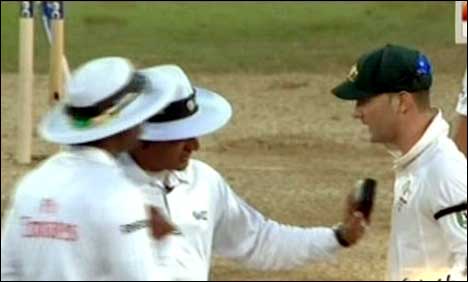 مائیکل کلارک کو پے در پے شکست، امپائرعلیم ڈار سے الجھ پڑے