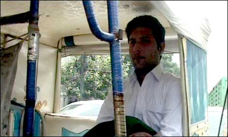 اسنوکر کے عالمی چیمپئن محمد آصف رکشے پر سفر کرنے پر مجبور