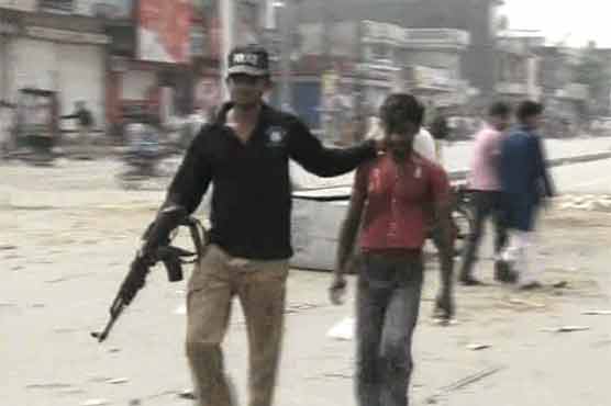 گرین ٹائون میں لوڈشیڈنگ کیخلاف احتجاج، پولیس کی ہوائی فائرنگ