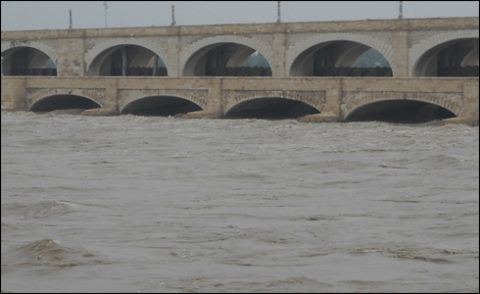 دریائے سندھ : سکھر بیراج سے بڑا سیلابی ریلا تباہی پھیلاتا گزر گیا