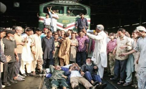 شیخوپورہ: لوڈشیڈنگ کیخلاف دیہاتیوں کا ریل کی پٹڑی پر لیٹ کر مظاہرہ