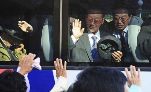 جنوبی کوریا کا وفد خاندانوں کے ملاپ کے لیے شمالی کوریا روانہ