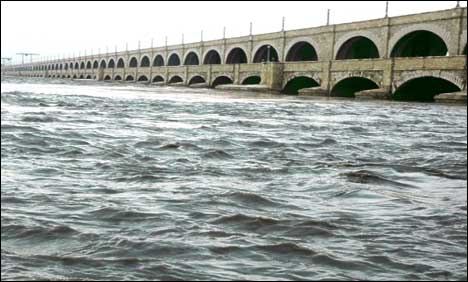 سکھر بیراج پر اونچے درجے کا سیلاب، کچے کے مزید علاقے زیر آب