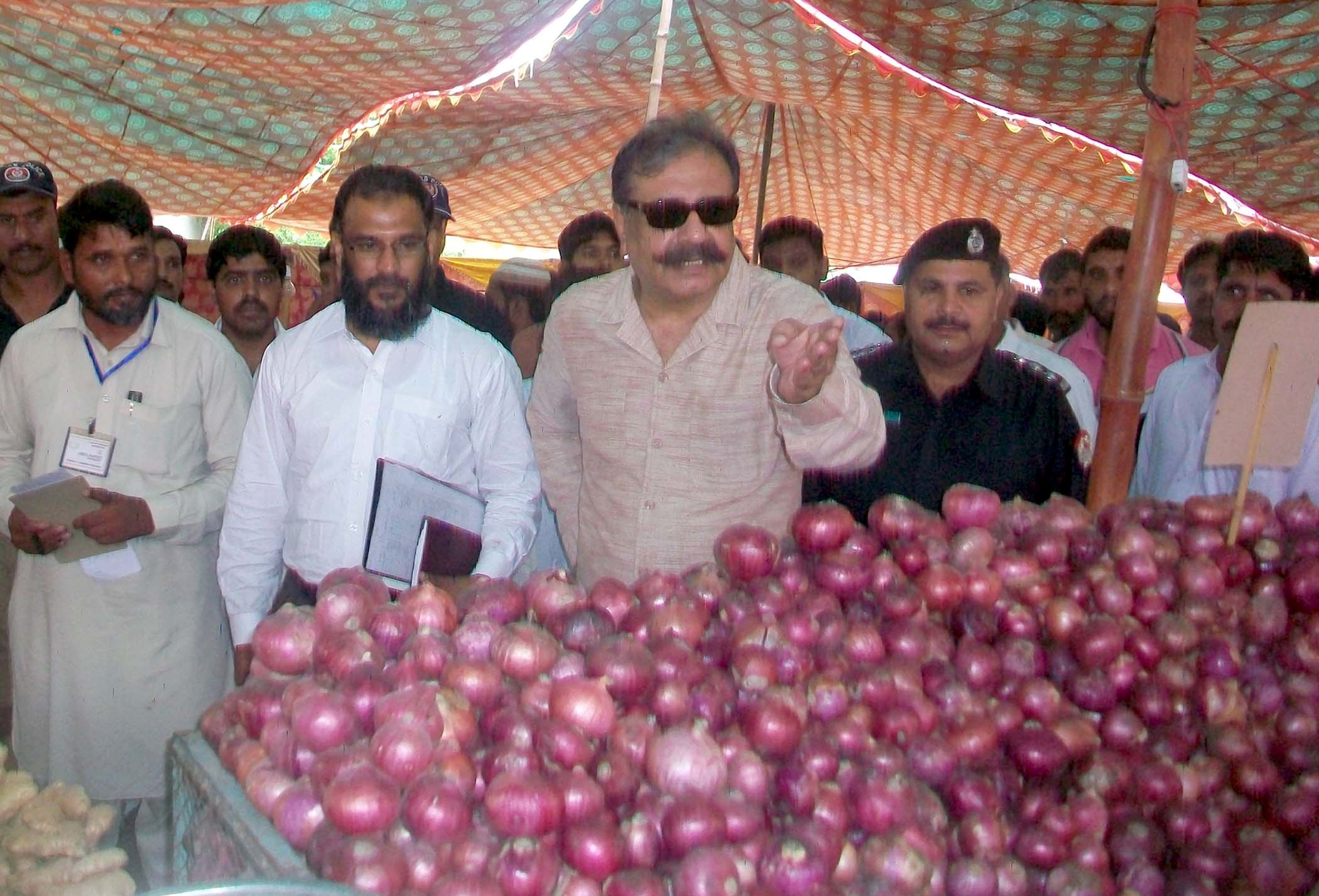 قصور: صوبائی سیکرٹری قانون وقار احمد خان سستے رمضان بازاروں کے معائنہ کے موقع پر مختلف اشیاء کی قیمتیں چیک کر رھے ھیں۔