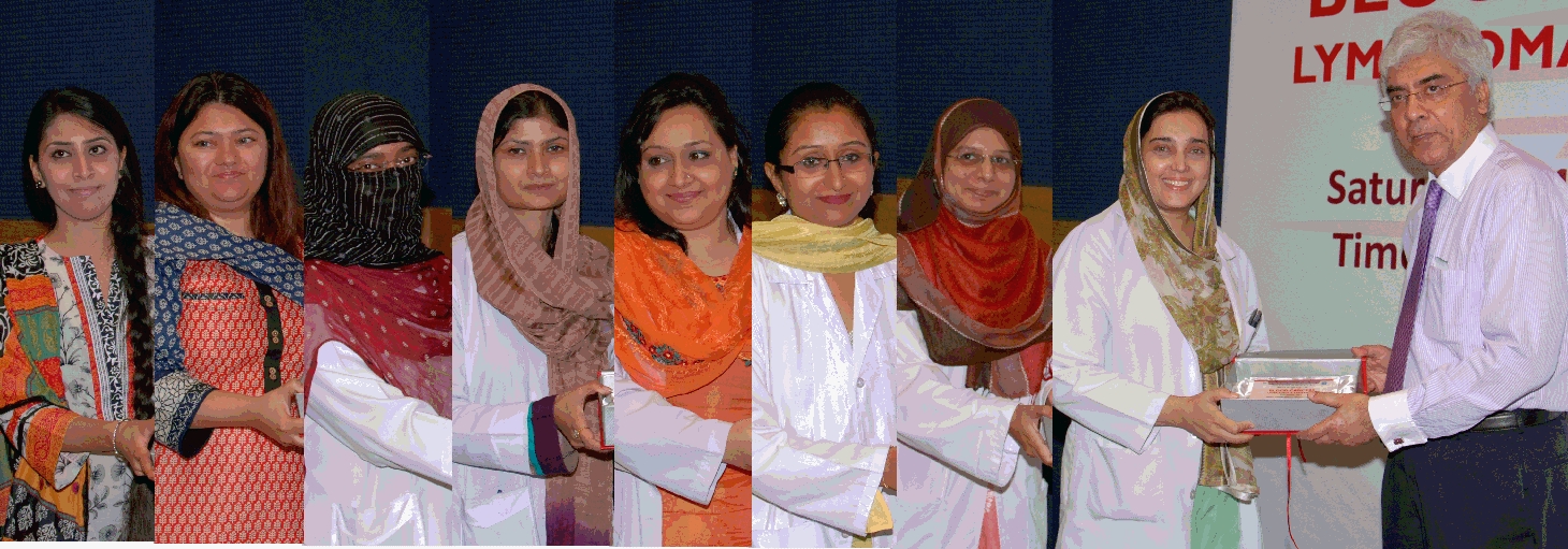 ڈاکٹر سلمان فریدی لیاقت نیشنل ھسپتال و میڈیکل کالج کے زیر اھتمام منعقد ایک تقریب میں ڈاکٹر اور طالبات میں اعزازی شیلڈ تقسیم کر رھے ہیں