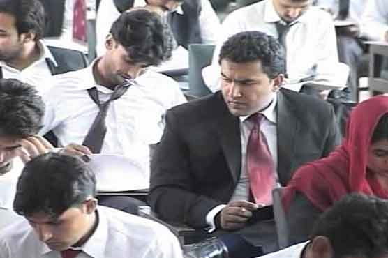 وکالت کا لائسنس حاصل کرنے کیلئے ٹیسٹ میں امیدواروں کی کھلے عام نقل