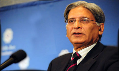 آصف زرداری سیاست میں حصہ لے سکتے، کوئی آئنی پابندی نہیں، اعتزاز